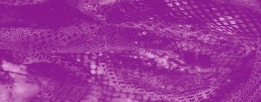 Görüntü - karmaşık geometrik desenli canlı mor dantel bir tekstil, soyut ama işlenmemiş bir estetik yaratıyor. Kumaşın pırıl pırıl ayrıntıları derinlik ve zarafet ekler..