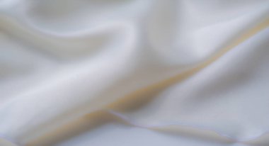 Bulanık beyaz kumaş zarif dalgalar halinde akar, doğal ışıkla gelişir ve ince tonlama eğimleriyle temiz ve sofistike bir doku oluşturur..