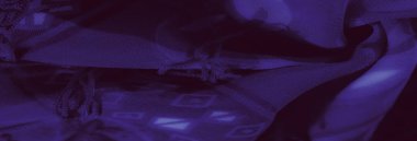 Parlak mor kumaş perspektifinin bulanık perspektifi. Süslü detaylar ve parıldayan iplikler. Renklerin ve dokuların sanatsal etkileşimini tekstil tasarımında gösteriyor..