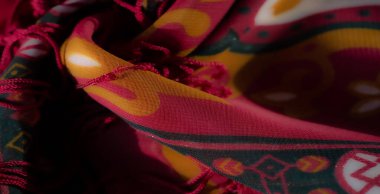 Bulanık - Çiçeksel ve soyut motiflerin bir karışımı bu kırmızı kumaşı parıldayan aksanlar ve sıcak tonlarla süsler, her türlü dekoratif kullanım için yumuşak, lüks bir görünüm yaratır.