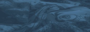 Karmaşık çiçekli ve süs desenli bulanık mavi kumaş. Tekstil, iç mekan ve yaratıcı projeler için mükemmel rafine ve sanatsal bir tasarım yaratıyor..