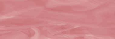 Yumuşak ve parlak pembe saten kumaştan oluşan bulanık, pürüzsüz kıvrımlı ve gösterişli bir parıltı, kompozisyona romantik ve zamansız bir zarafet ekliyor..