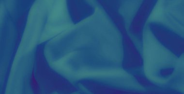 Mavi kumaşların bulanık kıvrımları hafif ışıklandırma ve canlı dokuyla vurgulanmış. Zarif ve yumuşak örtü görsel olarak çekici ve çok yönlü bir tasarım yaratır..