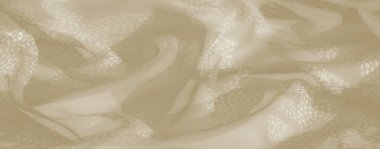 Bulanık yumuşak bej kumaş pürüzsüz kıvrımlarda narin bir ışık deseni sergiliyor, barışçıl ve rafine bir ortam yaratıyor. Kumaşın akış kalitesi zarafetini arttırır.