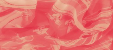 Akan pembe kumaşın bulanık, şeffaf beyaz çiçek desenleri var. Yumuşak kıvrımlar ve canlı renkler malzemeye bir hareket ve cazibe hissi ekler..