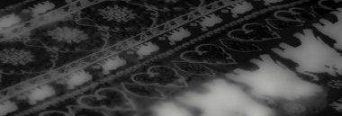 Soyut baskılar ve dinamik kıvrımlarla bezenmiş gri pullu kumaş bulanıklığı, ince tonlarda hareket ve sanatsal ifade hissi uyandırıyor..