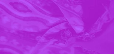 Karmaşık çiçekli ve geometrik desenli bulanık mor kumaş yumuşak dokular ve parlak renklerle görsel olarak çekici soyut bir tasarım yaratıyor..