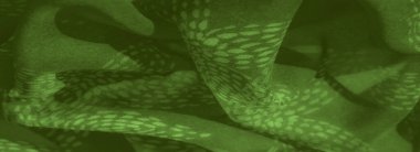 Yumuşak yeşil kıvrımlar, narin, doğadan esinlenilmiş desenleri olan katmanlar halinde kıvrılıyor. Işık ve gölge etkileşimi derinlik hissi veriyor, davetkar, rahatlatıcı bir kumaş dokusu yaratıyor..