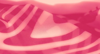 Dalgalar ve derinlik yanılsaması yaratan parlak pembe kumaşlar. Saf doku ışığı yansıtır, kumaşın hava kalitesini arttırır..