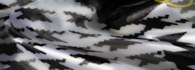 Görüntü: Canlı altın zincir aksanlı houndstooth desenli kumaş, modern tasarımlar için cesur ve şık bir estetik sunuyor.