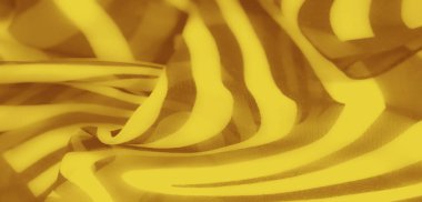 Soyut zebra çizgilerine benzeyen sıvı dalgalı desenli bulanık sarı kumaş. Katlar canlı bir doku için dinamik bir ışık ve gölge oyunu yaratır..