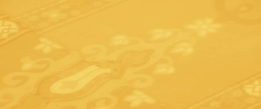 Bu canlı sarı kumaş çiçekli ve geometrik desenleri sergiliyor. Lüks bir dokusu ve ince bir parıltısı var. Sıcak ve zarif bir görsel efekt yaratıyor..