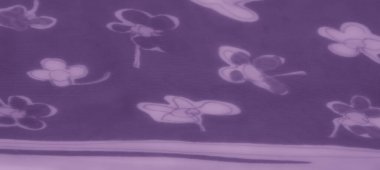 Belirsiz örtüşen desenleri ve yumuşak akışkan dokusu olan bulanık mor kumaş. Derin mor renk gizemli ve lüks bir his ekler. Çeşitli projelerde tasarım elementleri için idealdir.