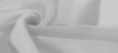 Hassas kıvrımlarda bulanık beyaz kumaş ince gölgeler ve röflelerle hafif bir girdap oluşturuyor. Kumaşın hafif, havadar bir görünüşü var. Zarafet ve saflık hissi uyandırıyor.