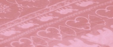 Açık pembe tonlarda bulanık kumaş ve süslü fil motifleri çiçek desenleriyle iç içe geçerek büyüleyici ve dekoratif bir tekstil cazibesi yaratıyor..