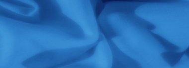 Katmanlı katmanlı katmanlı mavi kumaş bulanıklığı, sükunet ve minimalist güzellik saçan ipek dokusuyla karışık desenler sergiliyor..