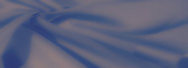 Yumuşak dalgalara akan pürüzsüz mavi kumaş bulanıklığı, ışığı ve gölgeyi ince gradyanlarla soyut bir görüntüye karıştırıyor. Modern tasarımlar için mükemmel..