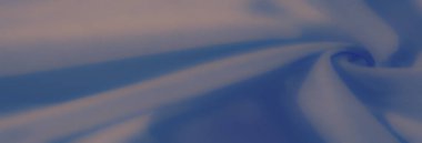 Zarif kıvrımları ve yumuşak dalgaları olan dokulu mavi kumaş bulanıklığı. Sakin ve soyut görsel estetik için ışığı ve gölgeyi harmanlıyor..