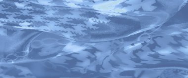 Zincirleme halkalar ve kalın desenlerle hassas etkileşimli bulanık mavi kumaş zengin dokusunu ve zarif cazibesini vurgulamak için ustalıkla katlanmış..