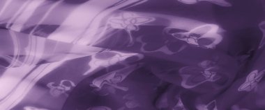 Çiçekli ve yumuşak desenli büyüleyici bir mor kumaş, sanatsal karmaşıklık saçan lüks ve kusursuz bir görünüm sunuyor..