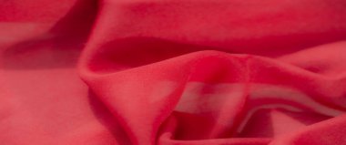 Görüntü: Karmaşık kıvrımlı, dokulu kırmızı bir kumaş, tekstil tasarımları, giyim arkaplanları veya yaratıcı kullanımlar için ideal yumuşak ve akışkan bir efekt yaratır.