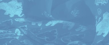 Çiçek ve hayvan desenli narin beyaz nakış içeren açık mavi kumaşın bulanık tasviri zarif ve sanatsal bir görsel cazibe sunuyor..