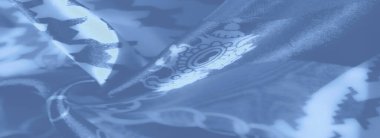 Geometrik ve zincir detaylarını içeren mavi renkli zarif tekstil tasarımı. Yumuşak kıvrımlar ve hafif ışıklandırma ona lüks ve sofistike bir görünüm verir..