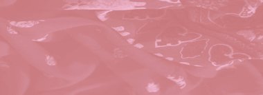 Yumuşak pembe kumaştan oluşan bulanık kıvrımlı kıvrımlar ve karmaşık fil motifleri lüks ve zarif bir tekstil tasarımı yaratıyor..