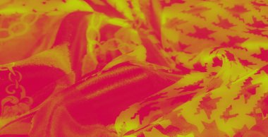 Parlak sarı ve zengin kırmızı tonlarda pürüzsüz kumaş. Karmaşık desenli, tekstil tasarımına derinlik ve karakter katan zincir esinlenilmiş motifler de dahil..