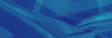 Yumuşak çiçek desenleri ve ince çizgili bulanık mavi kumaş kıvrımları tasarıma zarafet ve sükunet katan sakin bir doku yaratıyor..