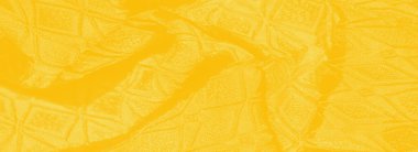 Detaylı ve doğal bir yaprak tasarımı içeren canlı sarı kumaş, dekoratif ve tasarım amaçlı ideal..