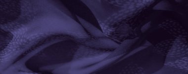 Pürüzsüz, derin mavi kumaş, akışkan, doğadan esinlenilmiş desenler, büyüleyici bir etki yaratıyor ve tüm görsel çalışmaların estetiğini yükseltiyor..