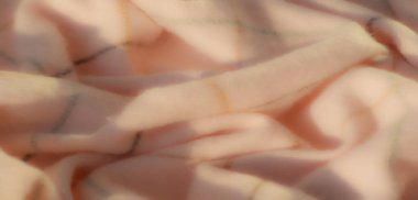 Zarif ekose desenli bulanık kumaş. İçinde pastel pembe tonlar, yumuşak yeşil ve siyah çizgiler var. Dönen kıvrımlar doku ve derinlik yaratır..