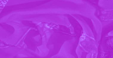 Karmaşık geometrik desenleri ve çiçek aksanıyla bulanık mor kumaş, tekstil, moda veya ev dekorasyonu için ideal lüks ve zarif bir tasarım sunuyor..