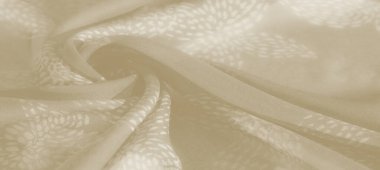 Yumuşak kıvrımlı, hassas bej kumaş bulanıklığı ve ince, organik bir tasarım oluşturan karmaşık beyaz desenler. Nazik dokusu ve gölgesi rahatlatıcı bir görsel sunuyor.,