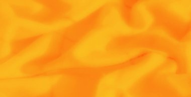 Canlı turuncu ve sarı kumaşların bulanıklığı yumuşak bir doku ve ince doğrusal desenlerle kıvrılarak sıcak, soyut bir estetik oluşturur. Kumaşın pürüzsüz akışı bileşime derinlik ve enerji ekler.