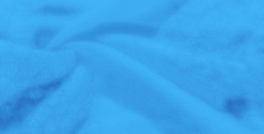 Görüntü. Pürüzsüz kıvrımları ve yumuşak dokuları olan mavi kumaş, minimal ve soyut bir tasarım yaratıyor. Görüntü sakinliği çağrıştırır ve sakin bir arkaplan ya da tekstil ayrıntısı olarak mükemmeldir