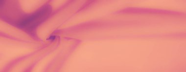 Pembe ve şeftali rengi karışımı pürüzsüz, katlanmış kumaş üzerinde bulanık bir etki. Lüks ve narin hissettiren yumuşak bir doku yaratıyor. Arkaplan ve tasarım için mükemmel.