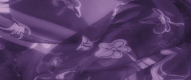 Karmaşık çiçek ve çizgili kumaşlarla kaplı bulanık mor kumaş, sanatsal ve dekoratif amaçlar için armonik ve zarif bir denge sunuyor..