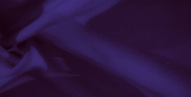 Zarif kıvrımları ve zarif kıvrımları olan bulanık mor kumaş, yumuşak gölgeler ve ince röflelerle güçlendirilmiş soyut bir kompozisyon oluşturur..