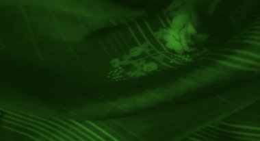 Görüntü: Uyumlu çiçek desenleri, çapraz çizgili aksanları, tasarım ve moda uygulamaları için zarafet ve çok yönlülüğü olan son derece zengin bir tekstil.