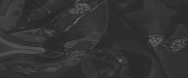 Cesur geometrik motiflere ve hassas dokulara sahip bulanık koyu renk kumaş modern ve klasik tekstil uygulamaları için mükemmel bir uyum yaratıyor..