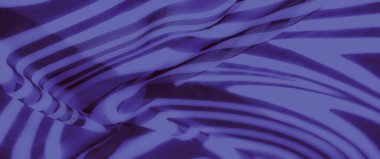 Görüntü, mor kumaşın büyüleyici bir görüntüsü. Narin kıvrımları ve siyah beyaz çizgili desenleri var. Zarif bir zarafet ve modern sanatsal cazibe yayıyor..