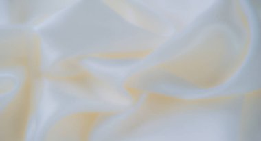 Beyaz tekstil materyalinin bulanık soyut kıvrımları, yumuşak röfleler ve gradyanlar, arka planlar, örtüler veya minimalist sanatsal sunumlar için ideal.