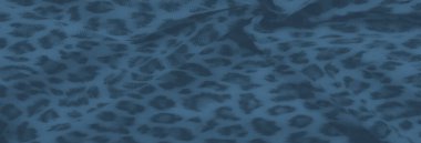 Hayvan izleri ve düğümlü detayları birleştiren kumaş dokularının bulanıklığı, sessiz tonlar ve dinamik akış şekilleriyle lüks ve şık bir görünüm sunuyor.