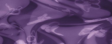 Yumuşak çiçek aksanları ve nazik kıvrımları olan dinamik mor kumaş tasarımı, dekorasyon, moda veya sanat kavramları için rahatlatıcı ve çok yönlü bir doku yaratır..
