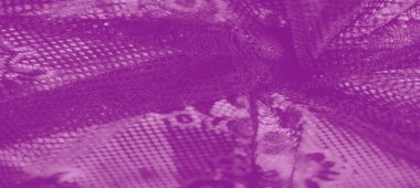 Artistik mor dantel kumaştan bulanık yumuşak, parlak dokuları ve karmaşık kıvrımları var. Soyut desenler kadınsı, lüks ve zarif bir görsel cazibe yaratıyor..