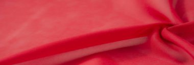 Yumuşak kırmızı kumaştan bulanık, dinamik röfleler ve gölgeler, zarif tasarımlar için sıcak ve lüks bir estetik yaratıyor..