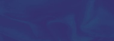 Bulanık: Düz eğimli ve yumuşak kıvrımlı koyu mavi bir kumaş, tasarım, medya veya yaratıcı görseller için dramatik ama minimalist bir zemin oluşturuyor.