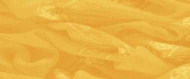 Zarif çiçek ve geometrik desenlerle zenginleştirilmiş yumuşak sarı kumaş bulanıklığı zarif bir görünüş için ince bir parıltı ve pürüzsüz bir doku sergiliyor..